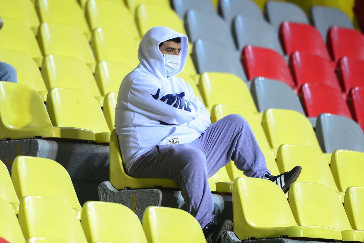 Los asistentes a los estadios toman precauciones ante la inminente propagación del virus.