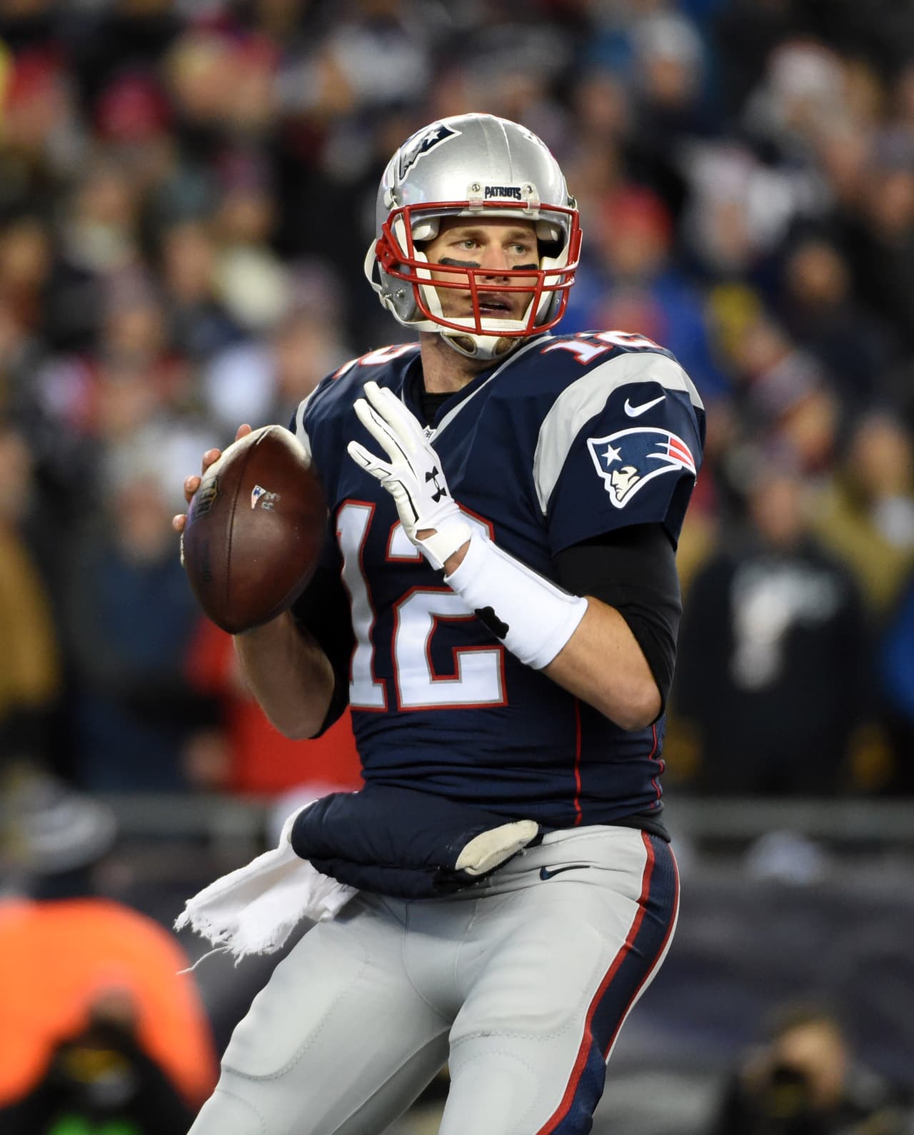 Tom Brady nunca perdió el control en el partido contra los Kansas City Chiefs. Se sabía que lo Patriots carecen de ataque terrestre, las lesiones se encargaron de Dion Lewis y LeGarrette Blount. Por lo tanto el plan de juego de New England se basó en el brazo de Brady que sigue siendo certero. Pases cortos que sustituyen las carreras y efectividad en media y larga distancia, solo alguien como Brady.