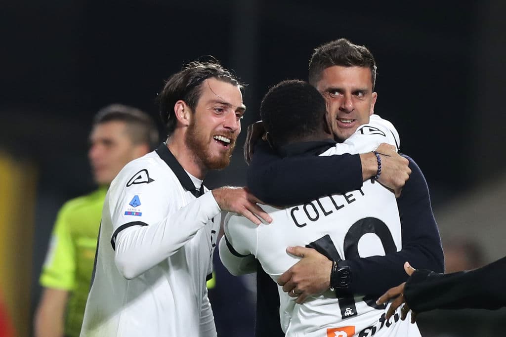 Genoa y Spezia empatan 1-1 durante la Jornada número 11 en la Serie A. Al minuto 66, Salvatore Sirigu anotó un gol en contra de su propia escuadra, poniendo adelante a los 'Aguiluchos', pero Domenico Criscito se encargó de igualar el marcador al 86' tras cobrar un penalti; el mexicano Johan Vásquez fue titular durante el encuentro.