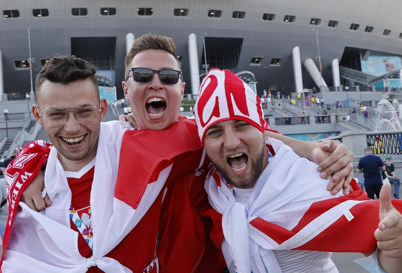 Con banderas, pelucas, anteojos y caras muy coloridas, así se vive la pasión en las tribunas previo a los choques de España-Eslovenia y Suecia-Polonia.