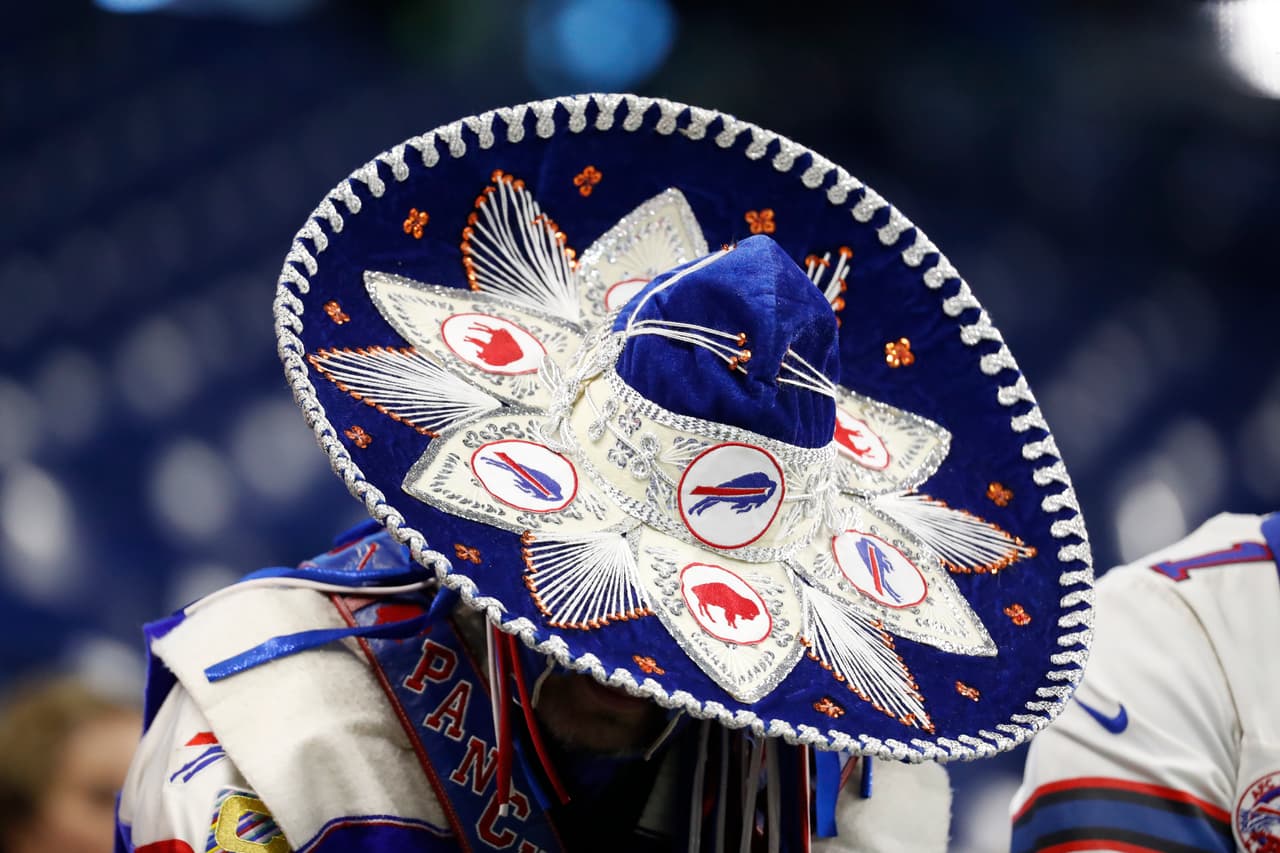 Ezra Castro, fanático de Buffalo Bills que destacó por su personaje de 'Pancho Billa' para mostrar el orgullo de su herencia mexicana, falleció a sus 39 años en UT Southwestern Medical Center en Dallas tras batallar contra el cáncer.