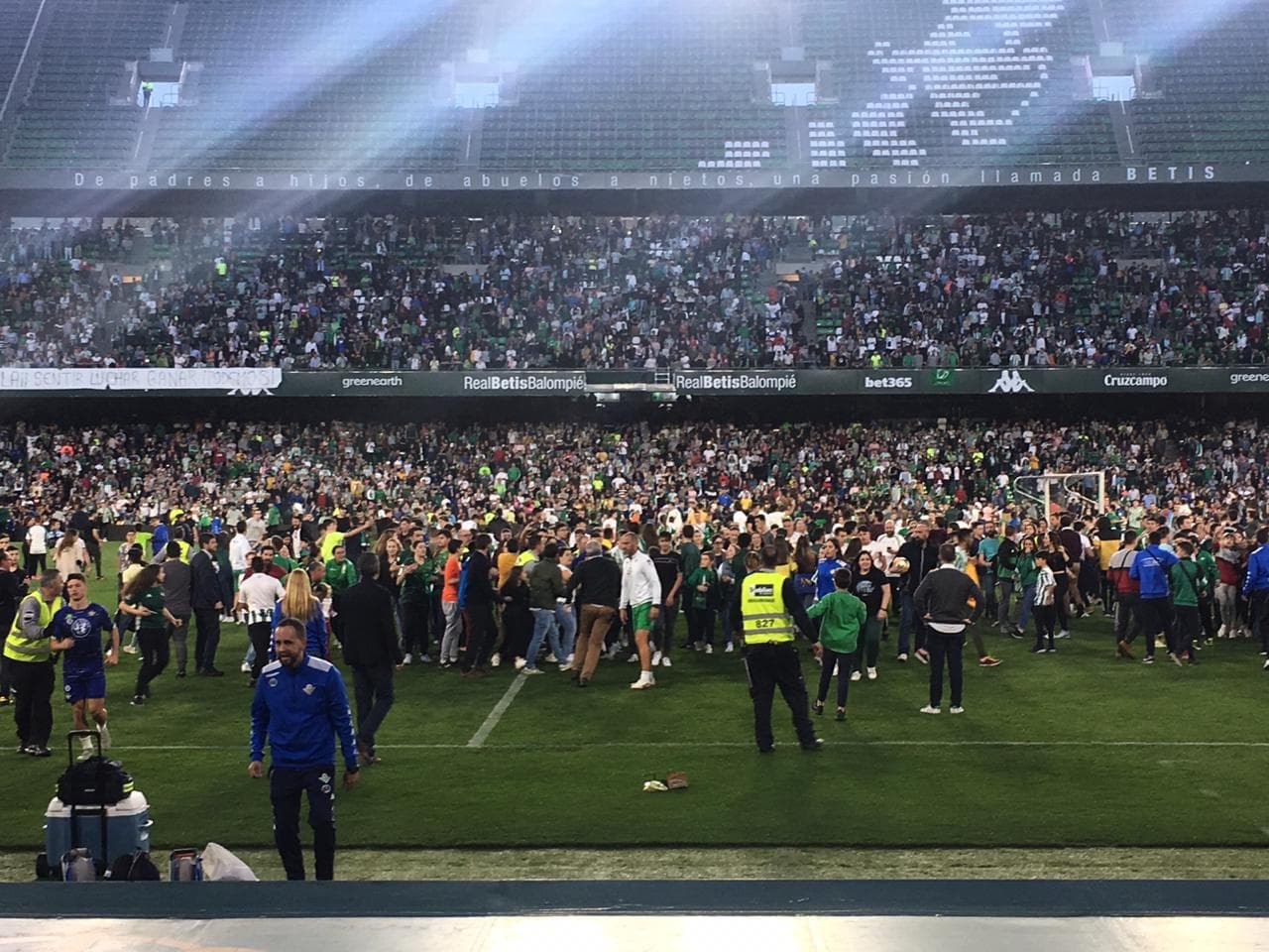 ¡Salvese quien pueda! Invasión de cancha mientras Guardado y Lainez entrenaban