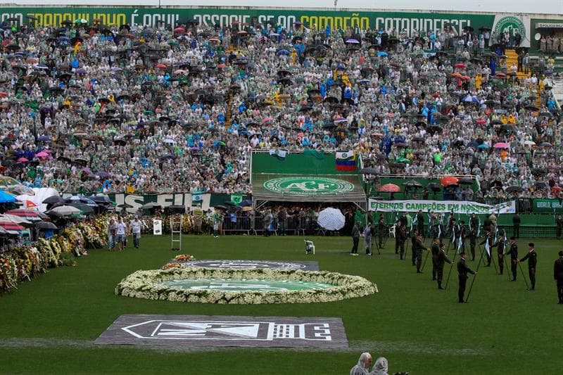 El velorio colectivo tuvo la presencia del escudo del Chapecoense y del que sería su rival en la final de la Copa Sudamericana, Atlético Nacional, cuyos colores fueron reemplazados por el negro por el luto. El equipo colombiano solicitó se le diera el título del torneo a los brasileños como homenaje póstumo.