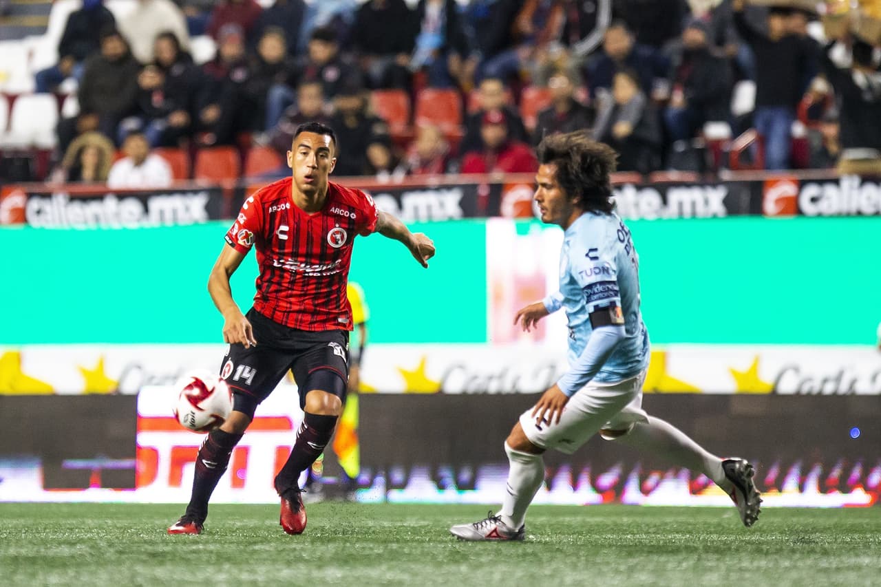 Jorge Daniel Hernández se adelanta a la jugada e impide que el trazo llegue a su destino con Christian Rivera.