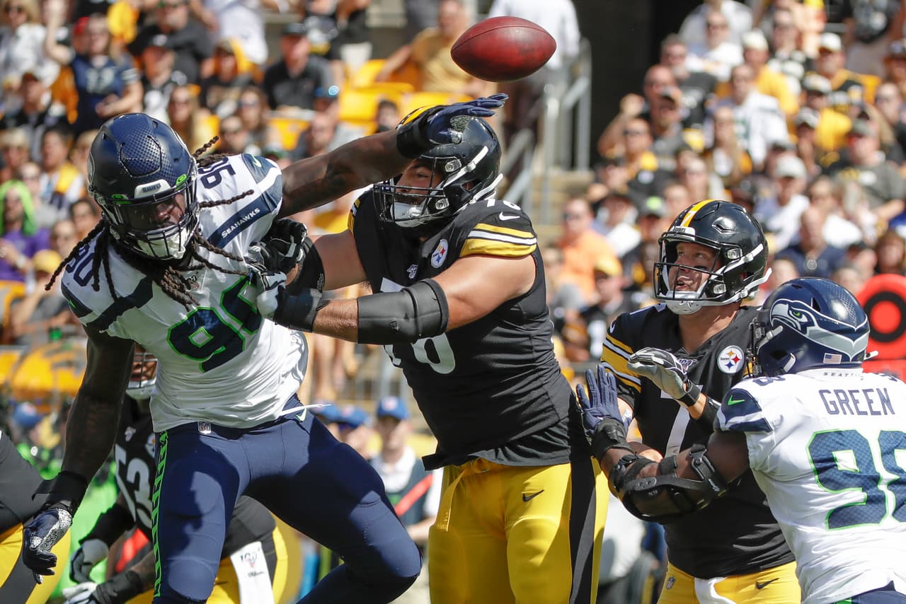 Alejandro Villanueva (78) bloquea pase.