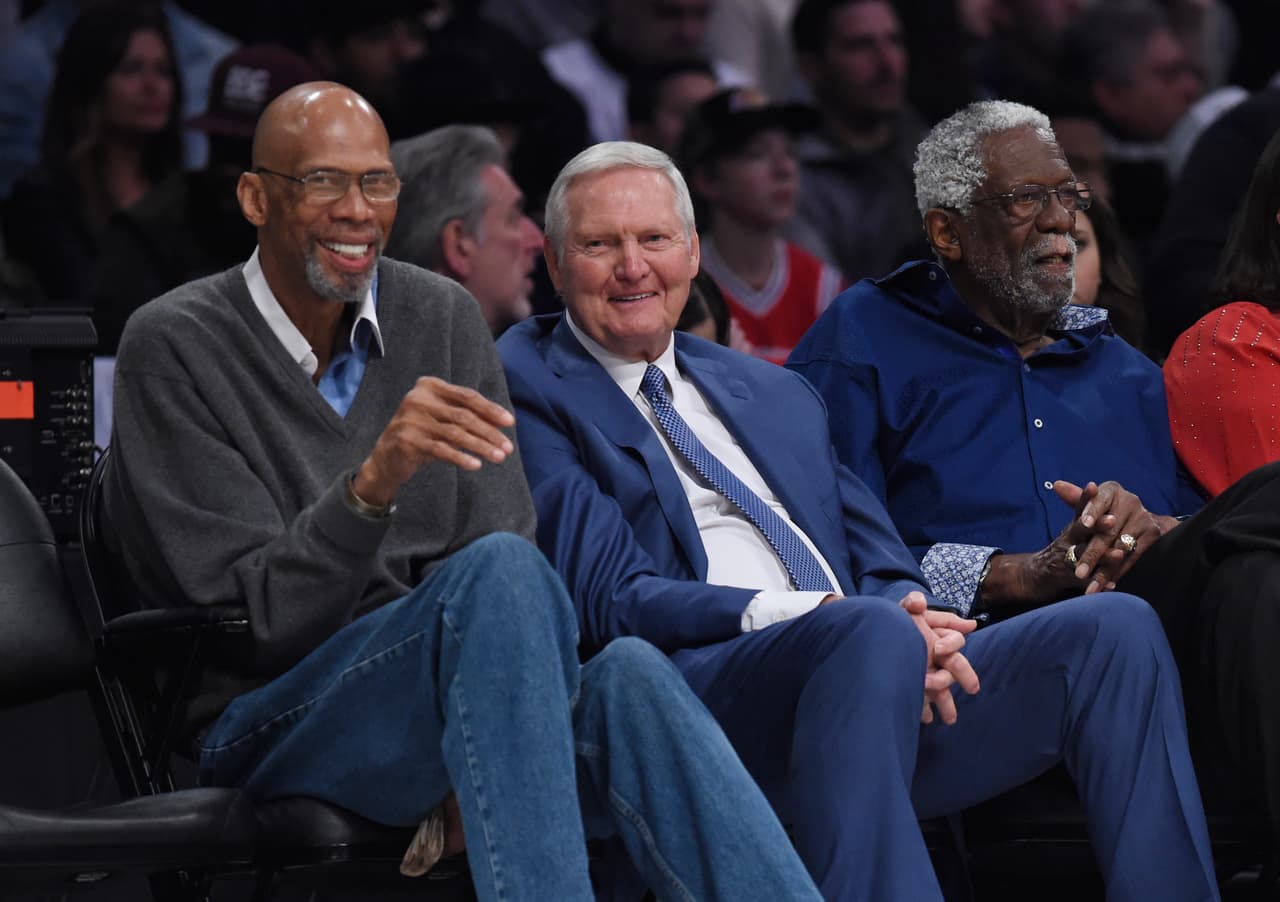 La leyenda de la NBA Kareem Abdul-Jabbar no se quiso perder tampoco este juego en Los Angeles.