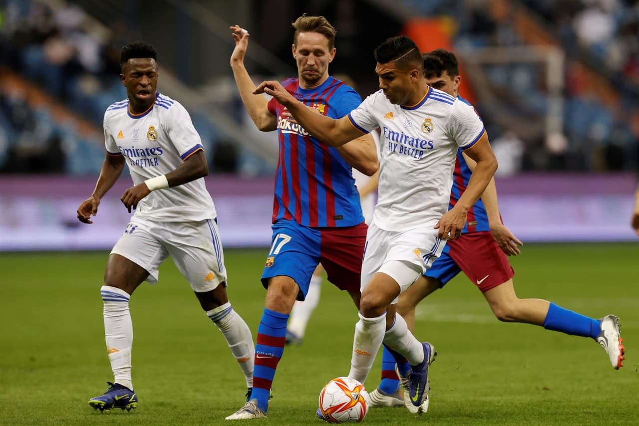 Real Madrid se lleva el clásico en la semifinal de la Supercopa de España en tiempo extra con marcador de 3-2, afianzando su pase a la final. Luuk de Jong y Ansu Fati anotaron a favor de los culés, pero Vinicius Jr, Karim Benzema y Federico Valverde le dieron el triunfo a los de Ancelotti.
