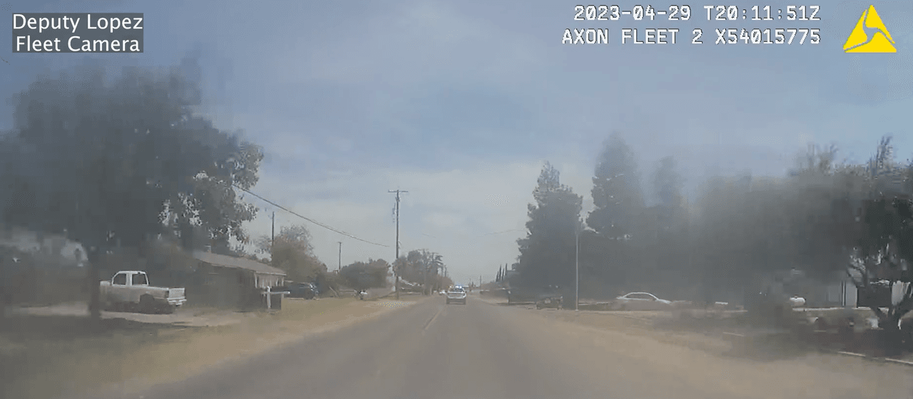 Según el informe, aquel día los oficiales fueron llamados al área por la presencia de presuntos pandilleros que se encontraban armados en el cementerio de Winton. Al llegar a la zona, todos salieron corriendo hacia un vehículo e intentaron huir. Sin embargo, se desató una persecusión.