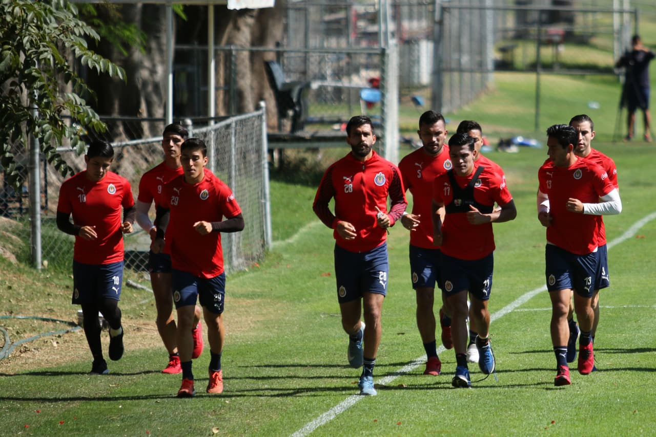 El semblante en el entrenamiento de Chivas de Guadalajara en Chivas Verde Valle es un reflejo de la situación futbolístic del equipo, una crisis que el técnico Tomas Boy aún no logra revertir.