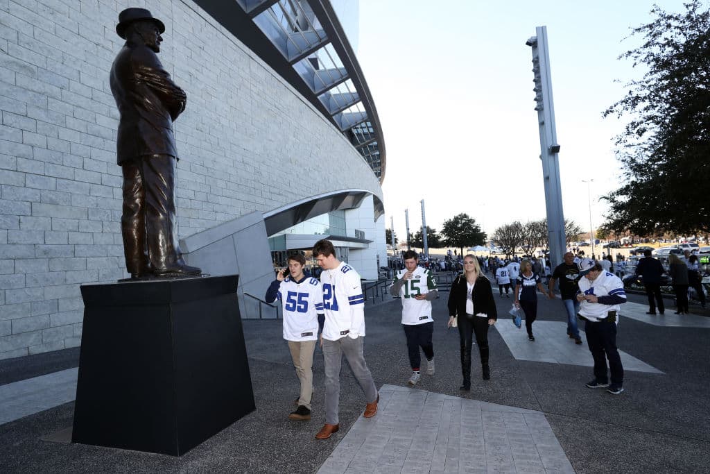 Junto a la estatua de Tom Landry circulan los fanáticos de los Dallas Cowboys.