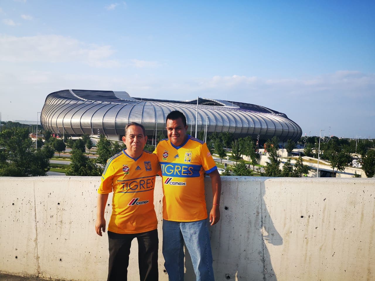 Este es el color de la Semifinal del Clausura 2019 entre Rayados del Monterrey y Tigres de la UANL en una edición más del Clásico Regio. Las aficiones de los dos equipos acudieron al llamado y no iban a perderse la ocasión de apoyar a sus amados clubes en el BBVA.