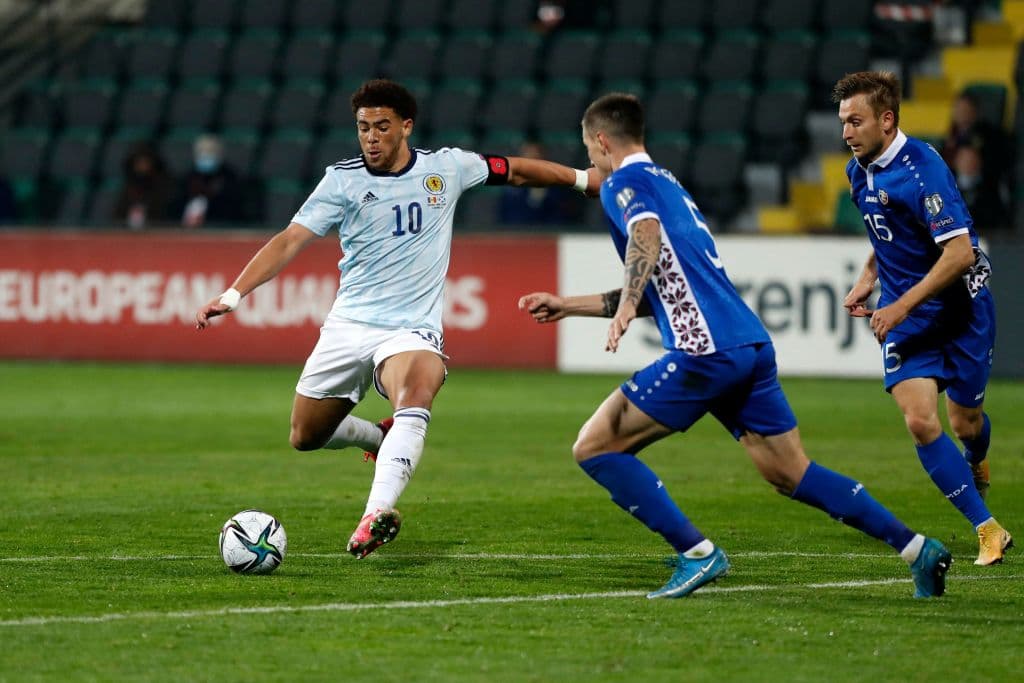 Escocia logró vencer 0-2 en su visita a Moldavia, Austria vence fácilmente a Israekl con un marcador de 4-2 y Dinamarca le pega fácilmente 3-1 a Isalas Feroe.