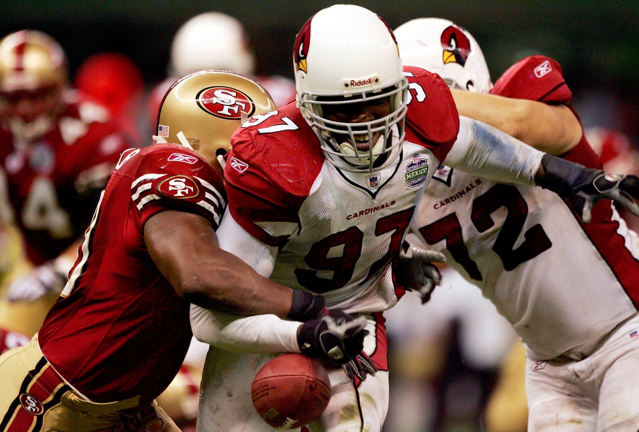 Fue hasta el 2005, cuando la NFL decide llevar a México el primer partido de temporada regular jugado fuera de Estados Unidos , donde Arizona Cardinals vencido 31-14 a San Francisco 49ers. Este partido fue nombrado `NFL Futbol Americano’; tuvo una asistencia de 103,467 espectadores.