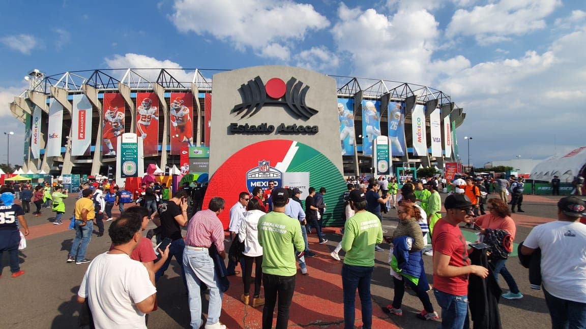 Predominan los colores rojo y azul en las inmediaciones del Estadio Azteca.