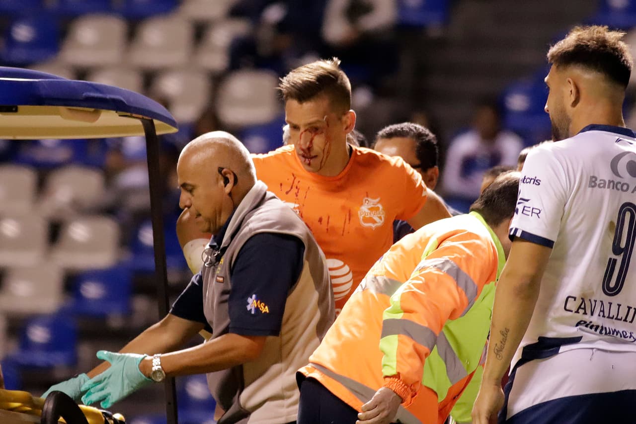A falta de 10 minutos para acabar el tiempo regular Camilo Sanvezzo se internó en el área por una pelota filtrada pero el portero uruguayo Nicolás Vikonis salió a cortar ese avance, pero se llevó un rodillazo en el rostro, incluso un pisotón en un antebrazo que pasó a segundo término.