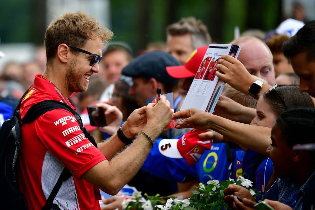Sebastian Vettel tuvo una llegada menos llamativa, aunque eso no le impidió compartir con sus fanáticos. El alemnán dominó la tercera jornada de prácticas libres.