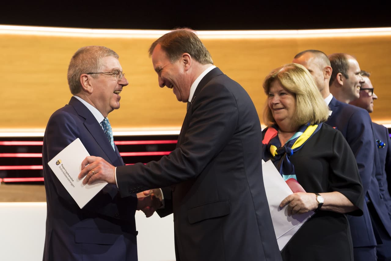 El presidente del Comité Olímpico Internacional, Thomas Bach (izquierda), recibió a los delegados de las candidaturas en la sesión 134 de la entidad, entre ellos al primer ministro sueco, Stefan Lofven (centro).