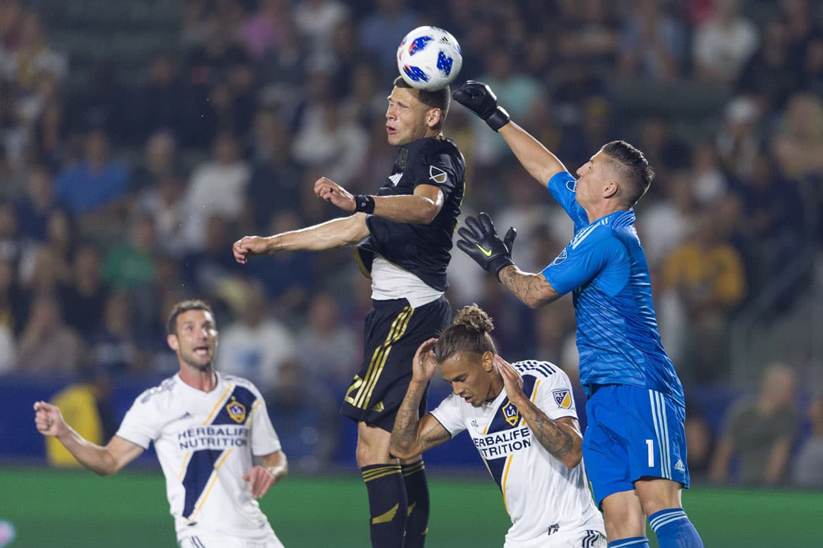 Los arqueros fueron clave para que el empate entre los clubes angelinos se mantuviera, en este caso David Bingham, del Galaxy, desviando el balón cuando llegaba un rival a cabecear.