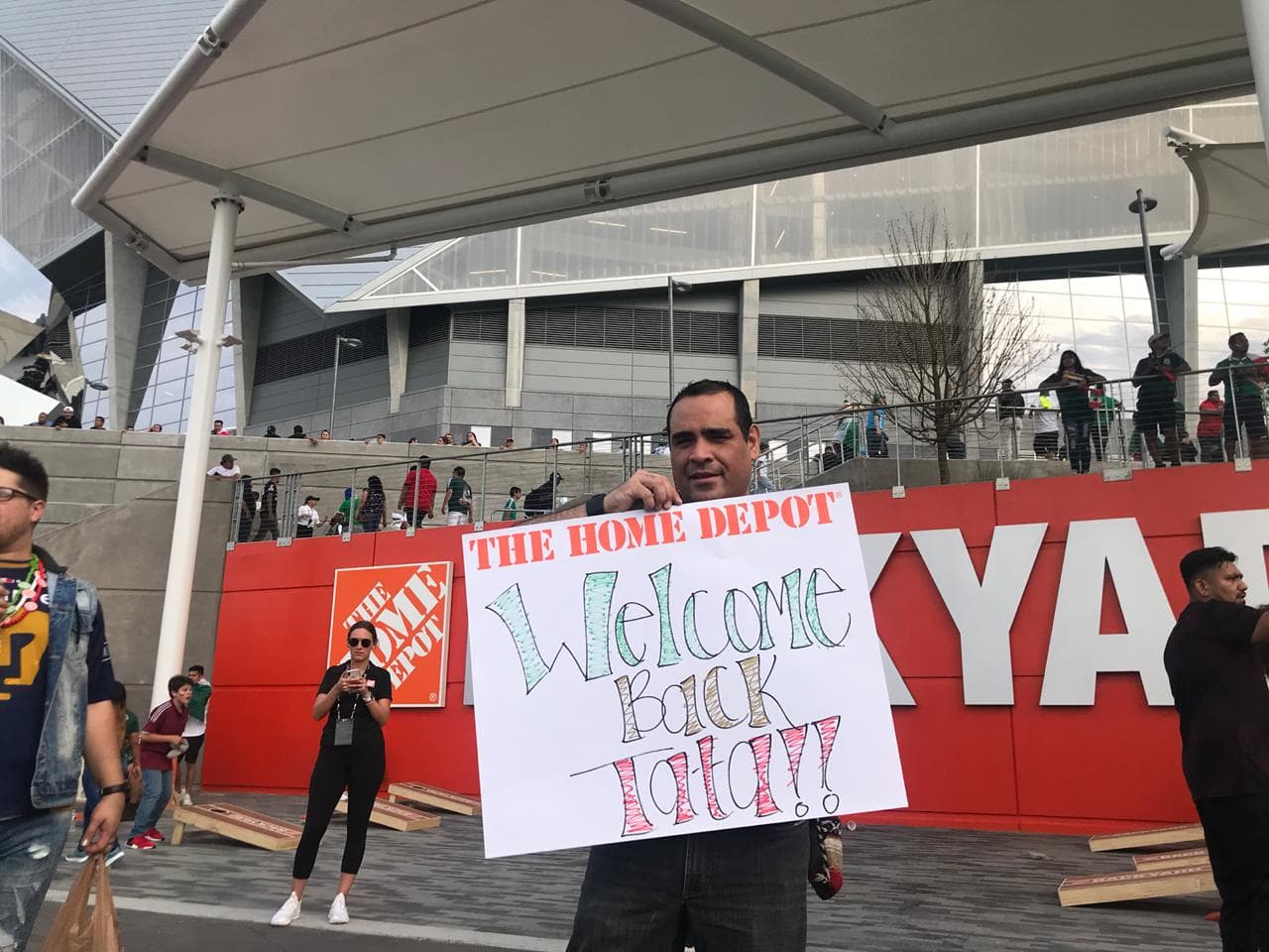 Con gran entusiasmo arribaron los aficionados de la Selección Mexicana para apoyar al Tri en su partido de preparación para la Copa Oro ante Venezuela en Mercedes-Benz Stadium, en Atlanta. Gran colorido y buen ambiente estaban armando los seguidores mexicanos y también los venezolanos que llegaron a apoyar a su Vinotinto, que se prepara para la Copa América.