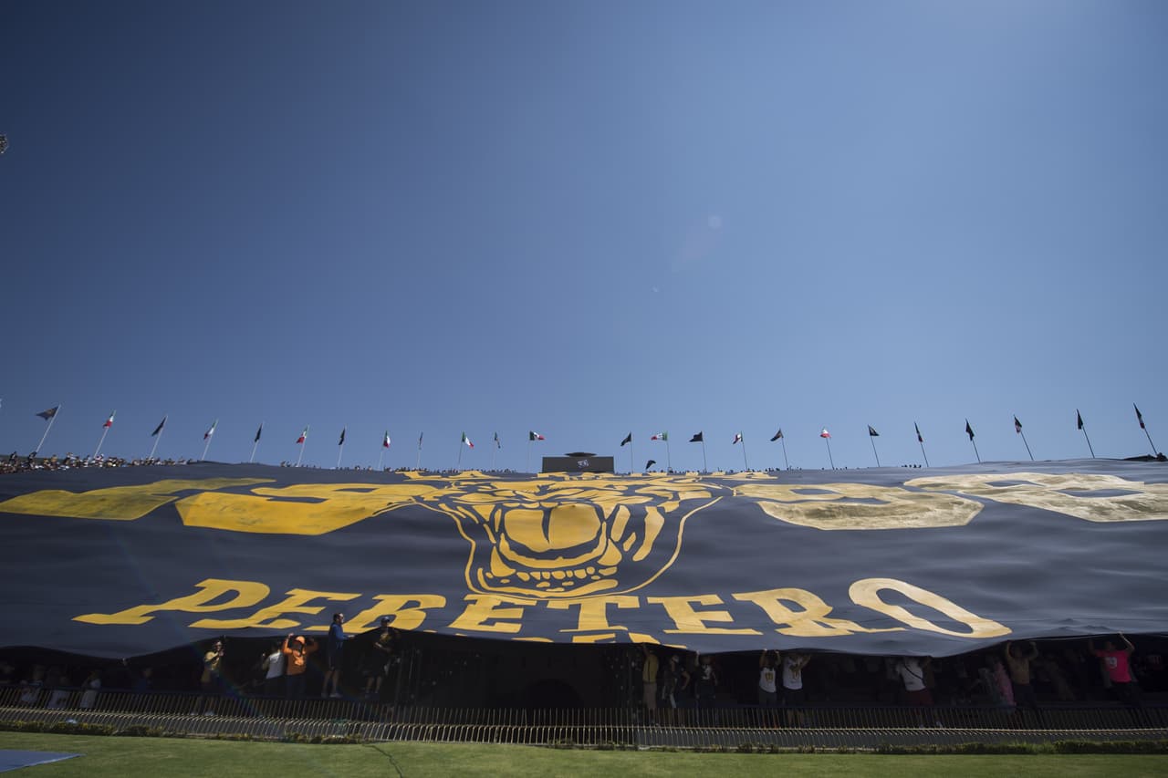 Los hinchas de Pumas UNAM demostraron su localía contra América en las tribunas con una bandera gigante en el estadio Olímpico Universitario en la Jornada 7 del Clausura 2017 de la Liga MX.