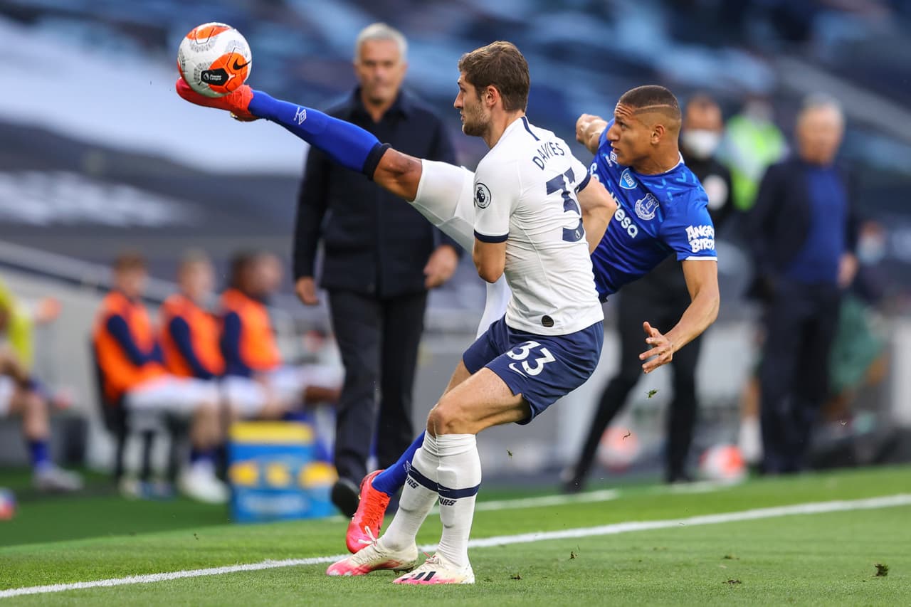 Richarlison saca un segundo aire para evitar que la pelota abandone el terreno de juego y tratar de seguir generando peligro en el campo del Tottenham.