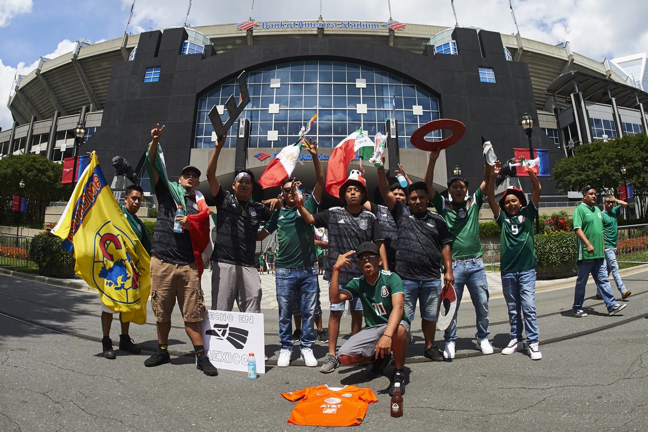 En las afueras del Bank of America Stadium los fanáticos mexicanos se alistan para el juego del Tri contra Martinica por el Grupo A de la Copa Oro.