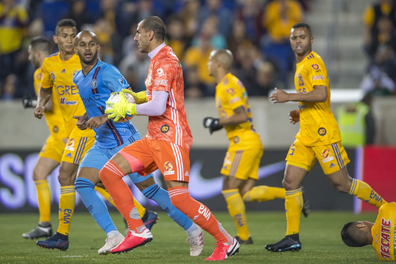 Nahuel Guzmán maneja de muy buena manera su área y se queda con el esférico.