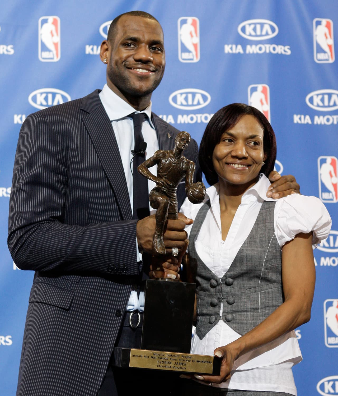 Detrás del gran LeBron James está Gloria Marie James, su madre. Lo crió en medio de necesidades en los Estados Unidos, pero como bien dice el basquetbolista: "sin importar cualquier cosa que ella hizo o dejó de hacer, yo siempre supe que no había nada más importante en su vida que yo".