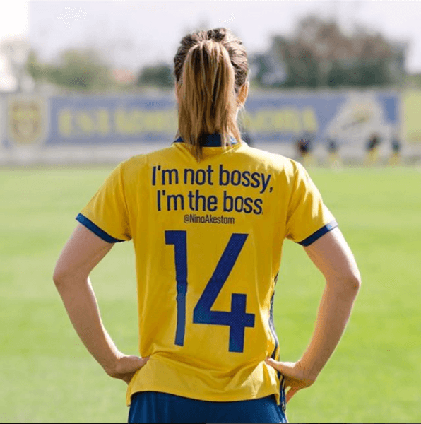 "No soy la mandona, soy la jefe" - Las jugadoras del equipo sueco eligieron los tuits entre mujeres destacadas de su país en una iniciativa de la Federación de Futbol por entregarle un mensaje inspirador a las jóvenes de su país.