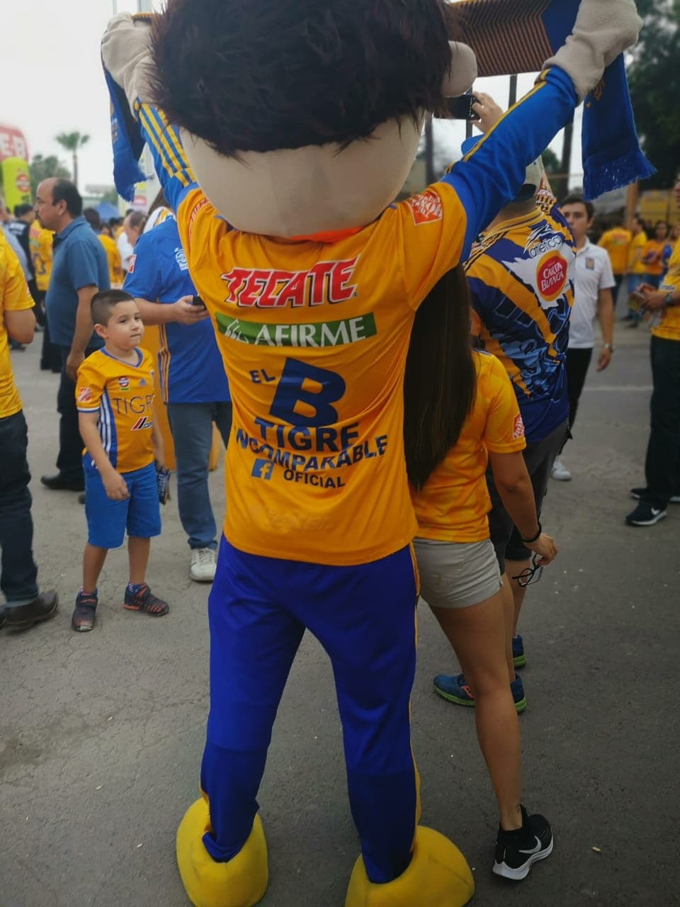 Aficionados de Tigres, mayoritariamente, y del León, tomaron por 'asalto' las inmediaciones del Estadio Universitario para atestiguar el juego de Ida de la Final del Clausura 2019 de la Liga MX en Monterrey. Se esmeraron y le pusieron un fantástico ambiente.