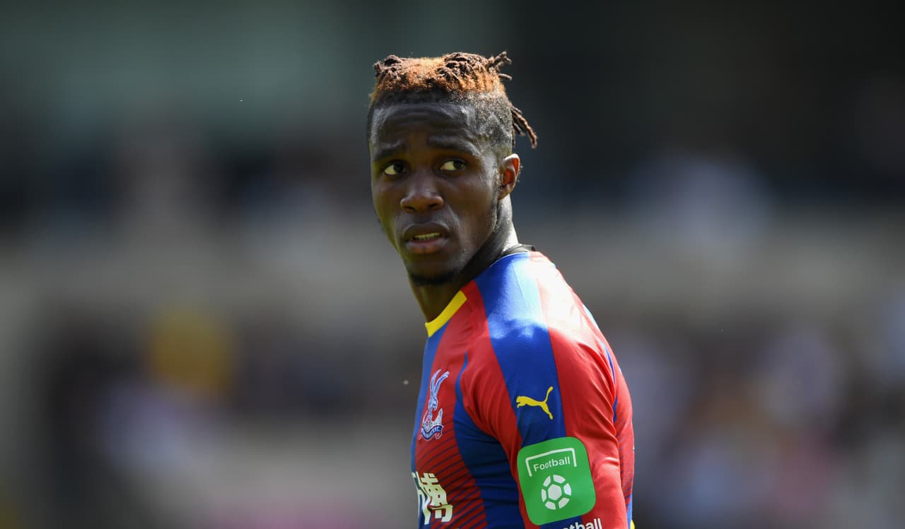 El delantero Wilfried Zaha sigue acercándose a la puerta de salida del Crystal Palace. Se dice que el delantero marfileño es objetivo del Chelsea.