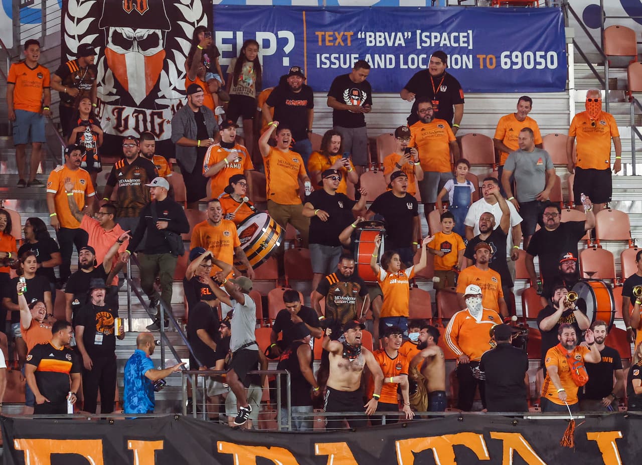 El público no abandona el BBVA Stadium en Houston.
<br>