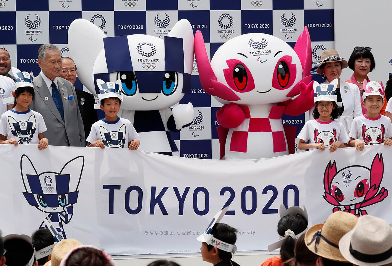 La gobernadora de Tokio, Yuriko Koike (derecha), y el presidente del comité organizador de Tokio 2020, Yoshiro Mori (izquierda) dirigieron la presentación de las mascotas.