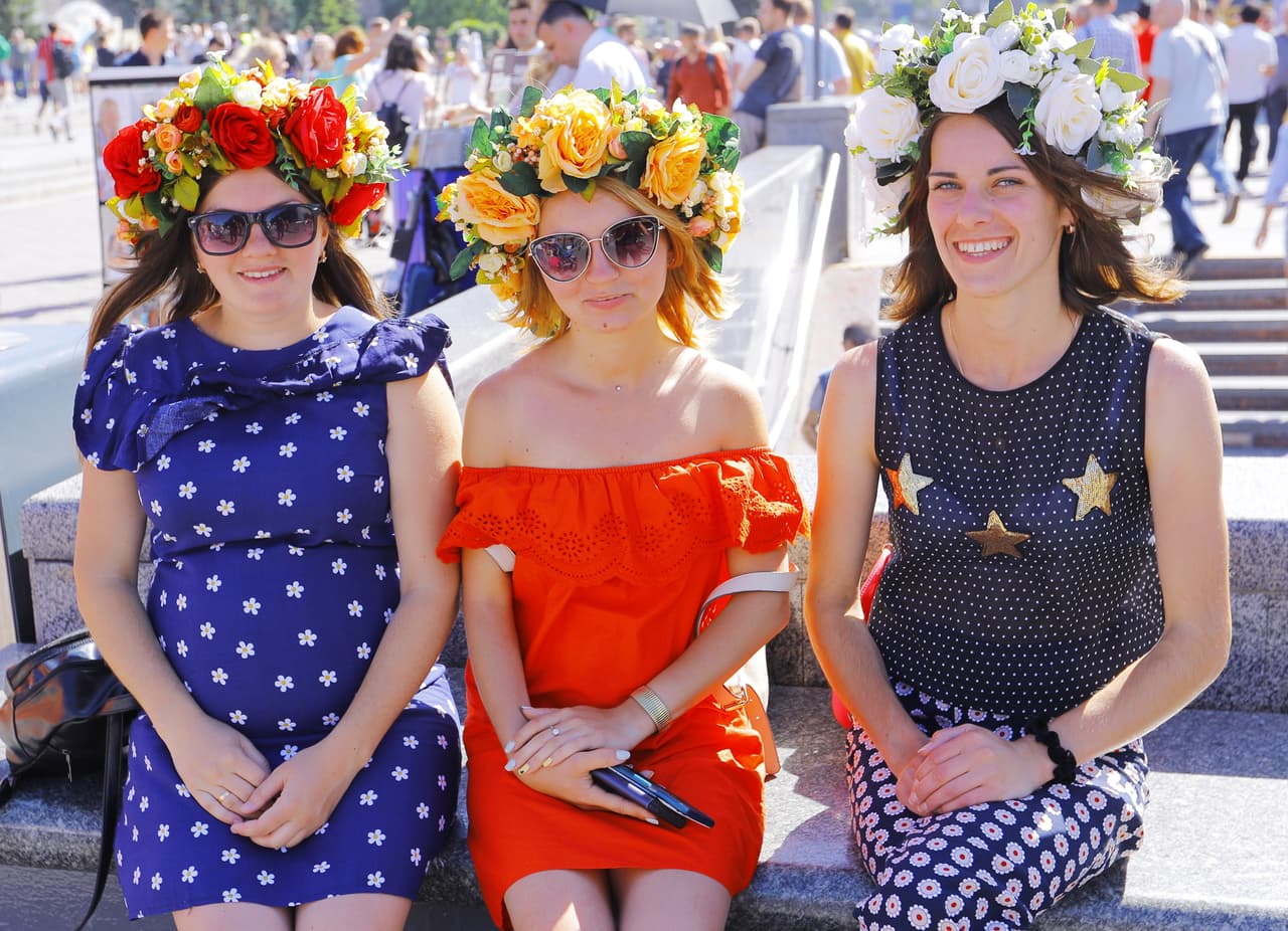Aficionadas ucranianas también estuvieron presentes en la previa, aunque seguramente a la primera no le convendría entrar por su embarazo.