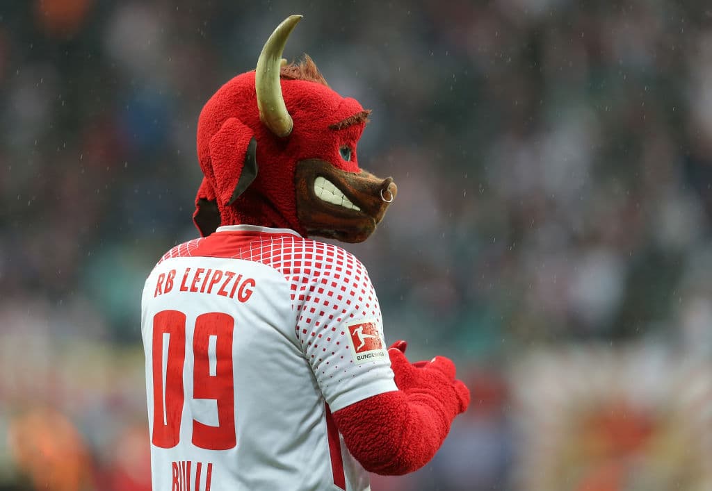 La Federación Alemana prohibió utilizar el nombre de la empresa; oficialmente el equipo se llama Rasen Ballsport Leipzig.