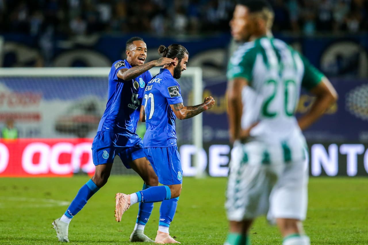Sergio Oliveira (centro) celebra el segundo gol para el Porto al minuto 78.