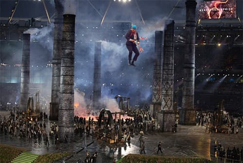 La ceremonia de los Juegos Olímpicos número XXXII de la historia comenzaron con fuegos artificiales, que fueron seguidos por la ilustración de varios atletas que en color blanco se encontraban realizando entrenamientos de forma aislada y los memes no tardaron en aparecer.