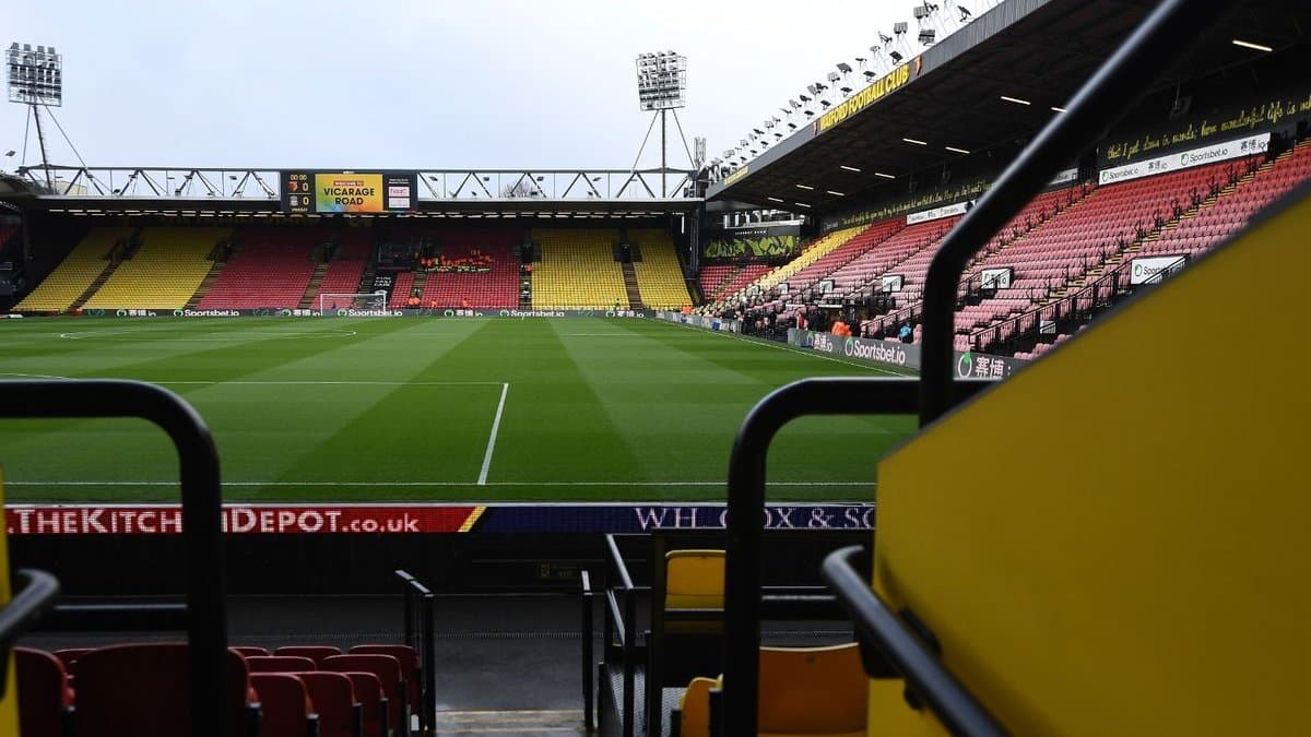 Tras la suspensión del futbol inglés por la Segunda Guerra Mundial, el club competía en la tercera división. Por cambios en la liga, jugaron en cuarta división y eventualmente volvieron al tercer circuito. Pero, a mediados de los setenta, cambiaría la historia de los del Vicarage Road.