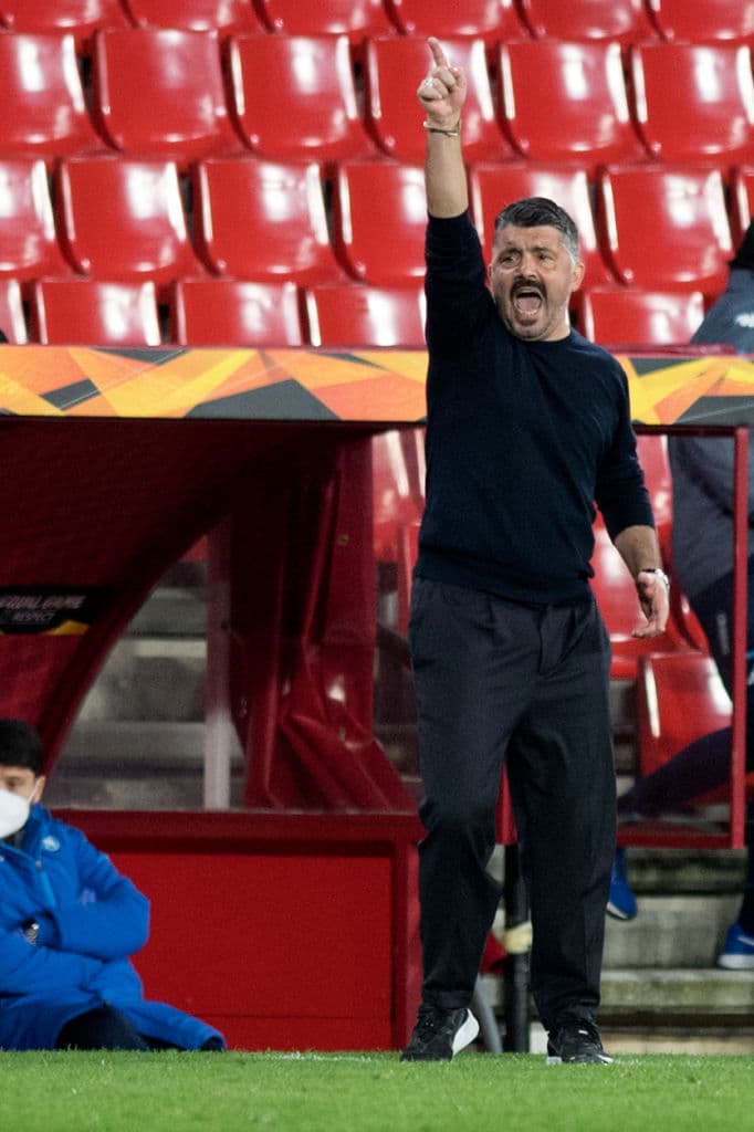 El Napoli no puede ante la escuadra española de Granada y pierde 0-2 en los dieciseisavos de la UEFA Europa League. Las anotaciones por parte de los rojiblancos fueron por parte de Yangel Herrera y Kenedi, uno tras otro. El mexicano Hirving Lozano no tuvo participación por lesión.