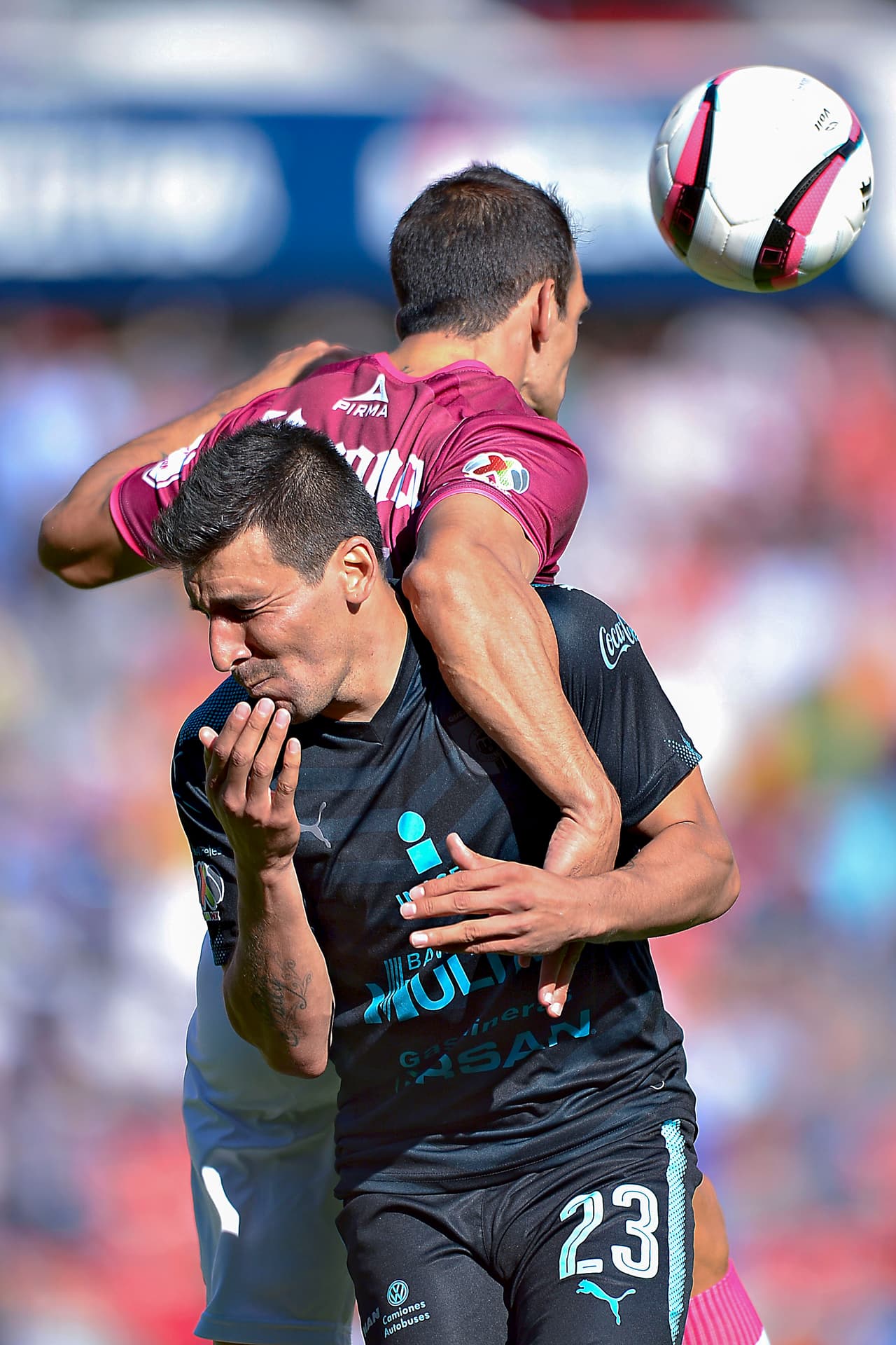 El resto del primer lapso fue de mucha lucha y varios balones aéreos poco precisos.