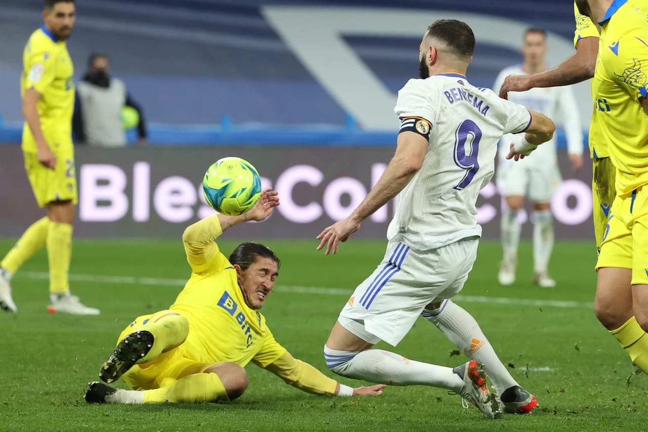 Real Madrid y Cadiz reparten puntos tras empatar 0-0 en Chamartín, durante la J18 de La Liga. Aún con este resultado, el equipo merengue sigue siendo líder de la tabla, con el Sevilla pisándole los talones como segundo.