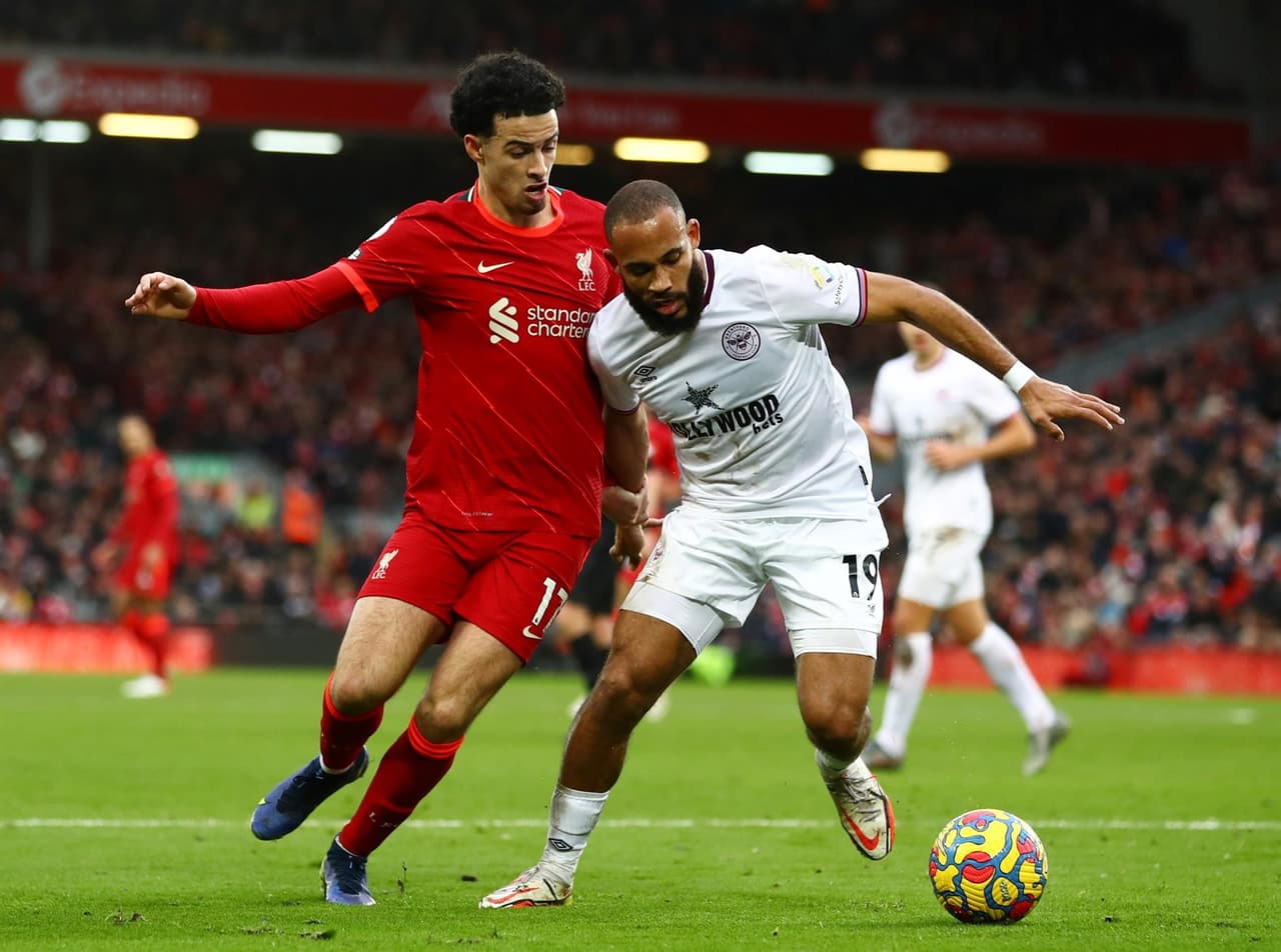 Liverpool se reencontró con el triunfo tras tres encuentros de sequía y golea al Brentford (3-0) para quedarse ya con el segundo puesto de la Premier League. Fabinho Tavares, Alex Oxlade-Chamberlain y Takumi Minamino fueron los que le dieron el triunfo a los ‘Reds’.