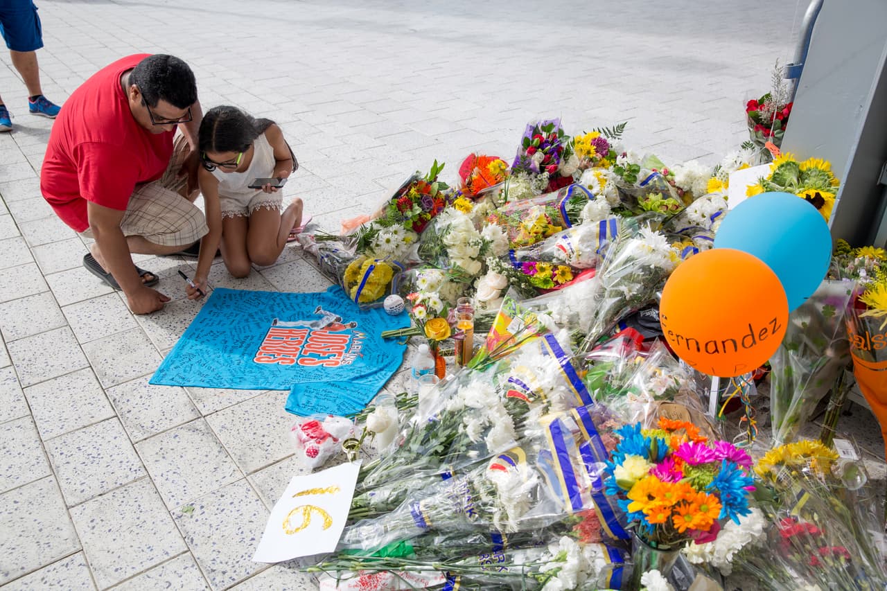 Decenas de personas se acercaron con flores, cartas, velas o pelotas al Marlins Park, ubicado en la Pequeña Habana a rendir homenaje a José Fernández.