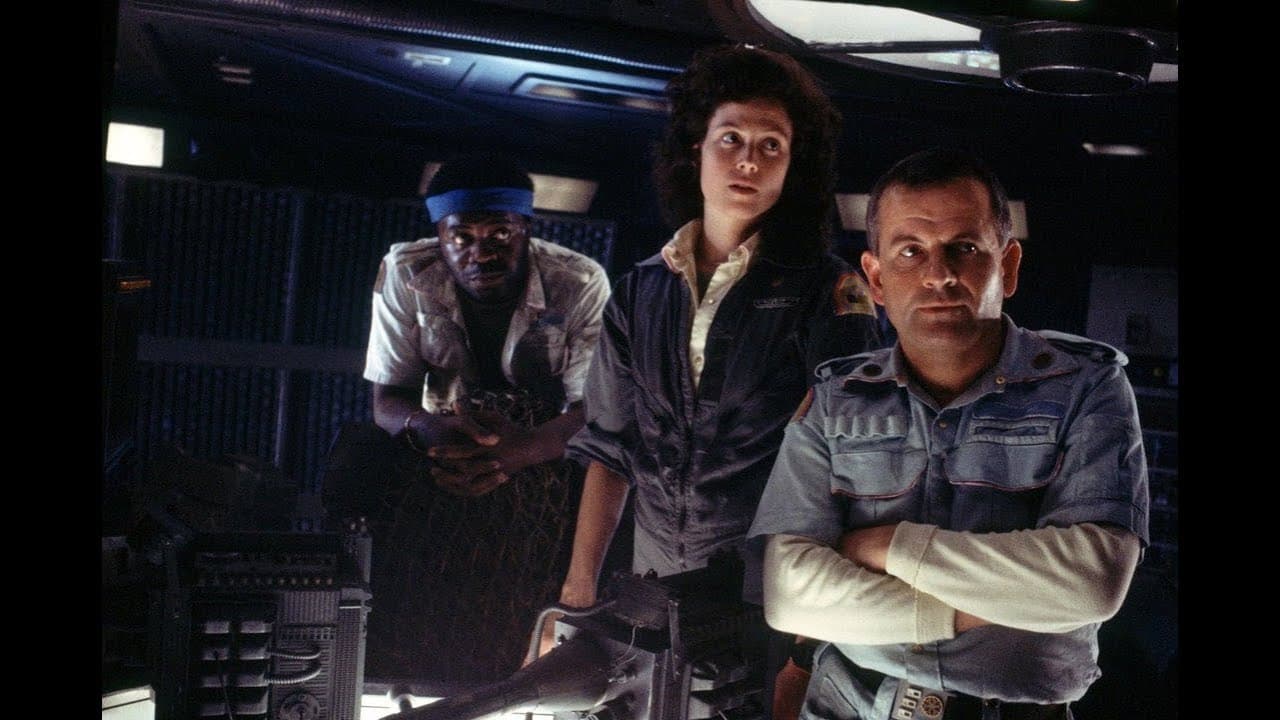 El ordenador central, MADRE, ha detectado la misteriosa transmisión de una forma de vida desconocida, procedente de un planeta cercano aparentemente deshabitado. La nave se dirige entonces al extraño planeta para investigar el origen de la comunicación.
<br>