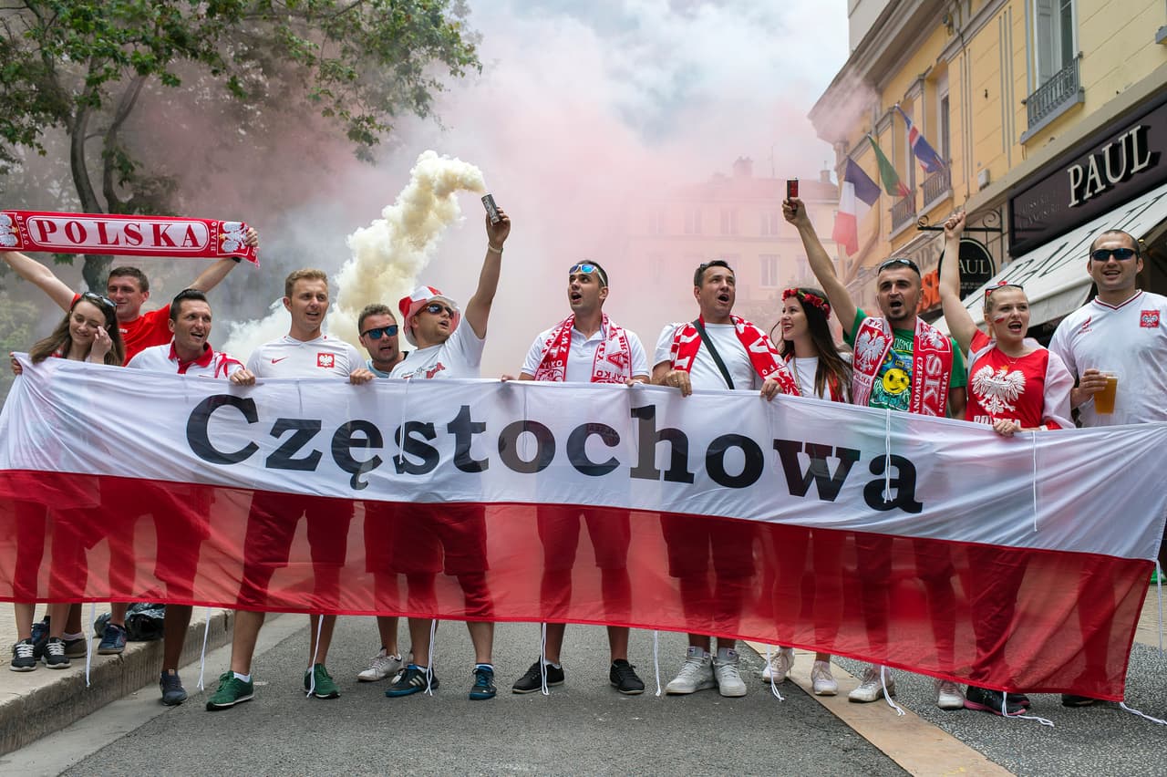 Los polacos rumbo al estadio Geoffroy Guichard en la ciudad de Saint-etienne.