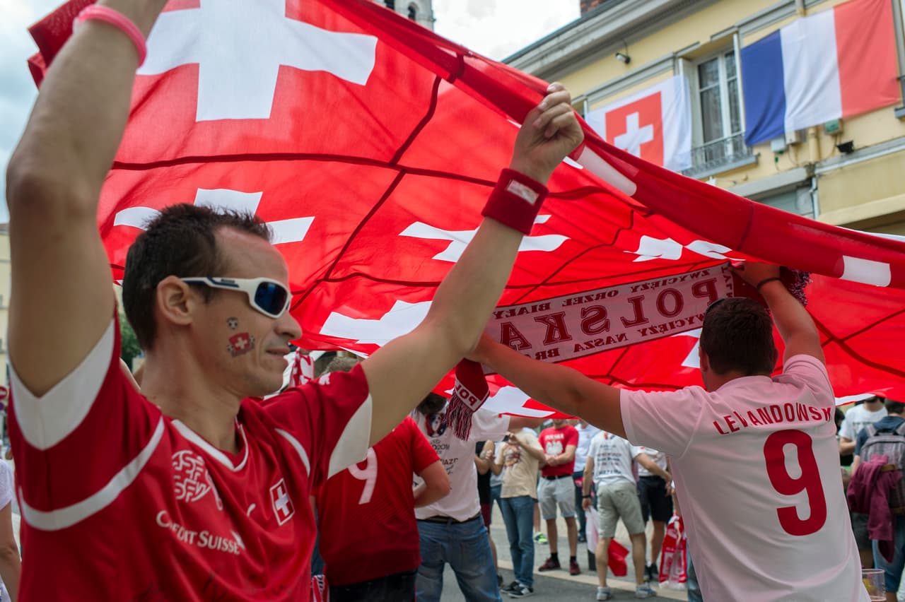 Aficionados de Suiza y Polonia disfrutaron del ambiente en las calles de Saint-etienne.
