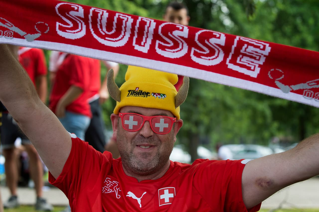 El blanco y el rojo inundó los alrededores del estadio.