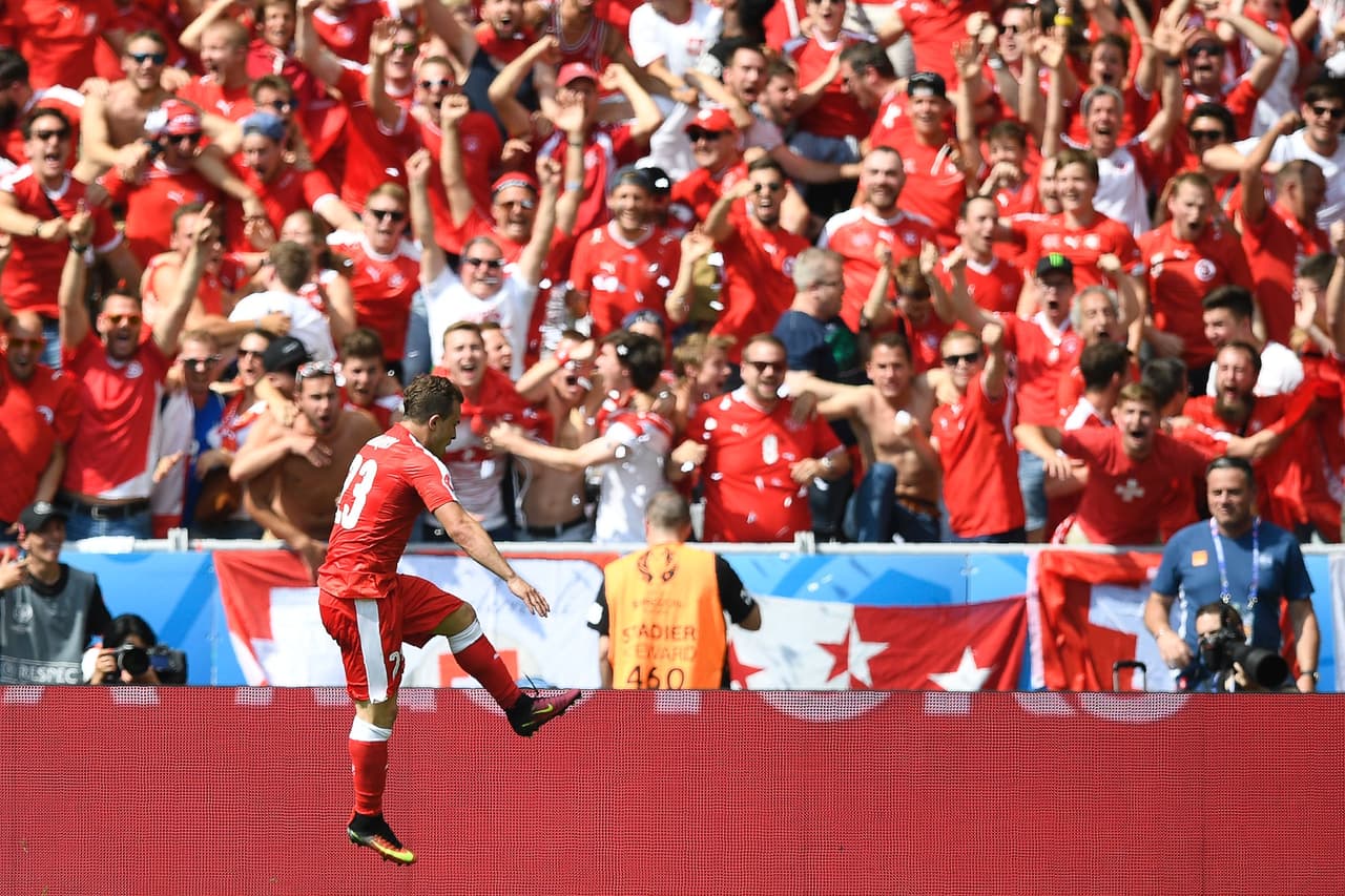 Los suizos celebraron el gol en las tribunas.