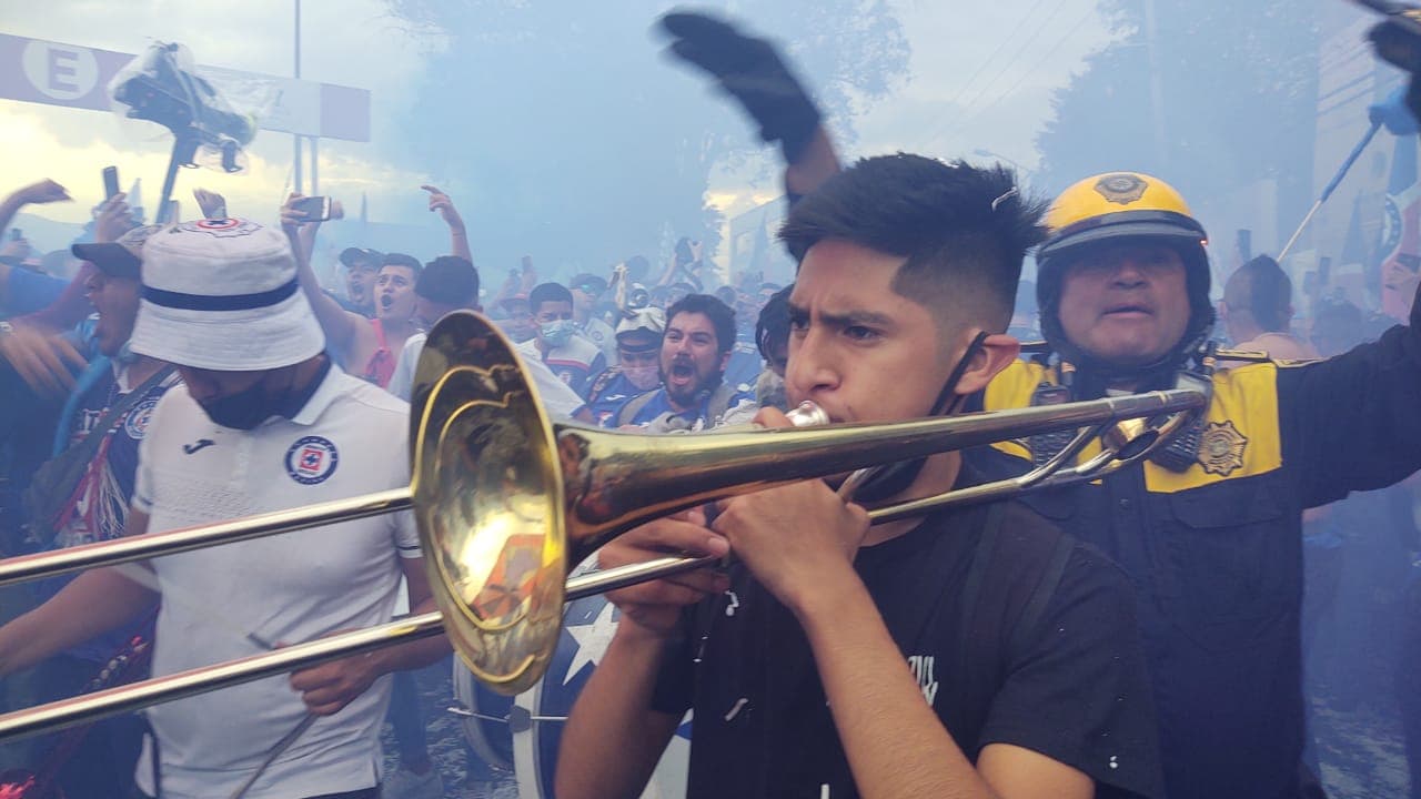 Simplemente espectacular... Miles de fans de la Máquina celeste dieron una histórica bienvenida a su equipo en el Azteca. ¡Qué imágenes!