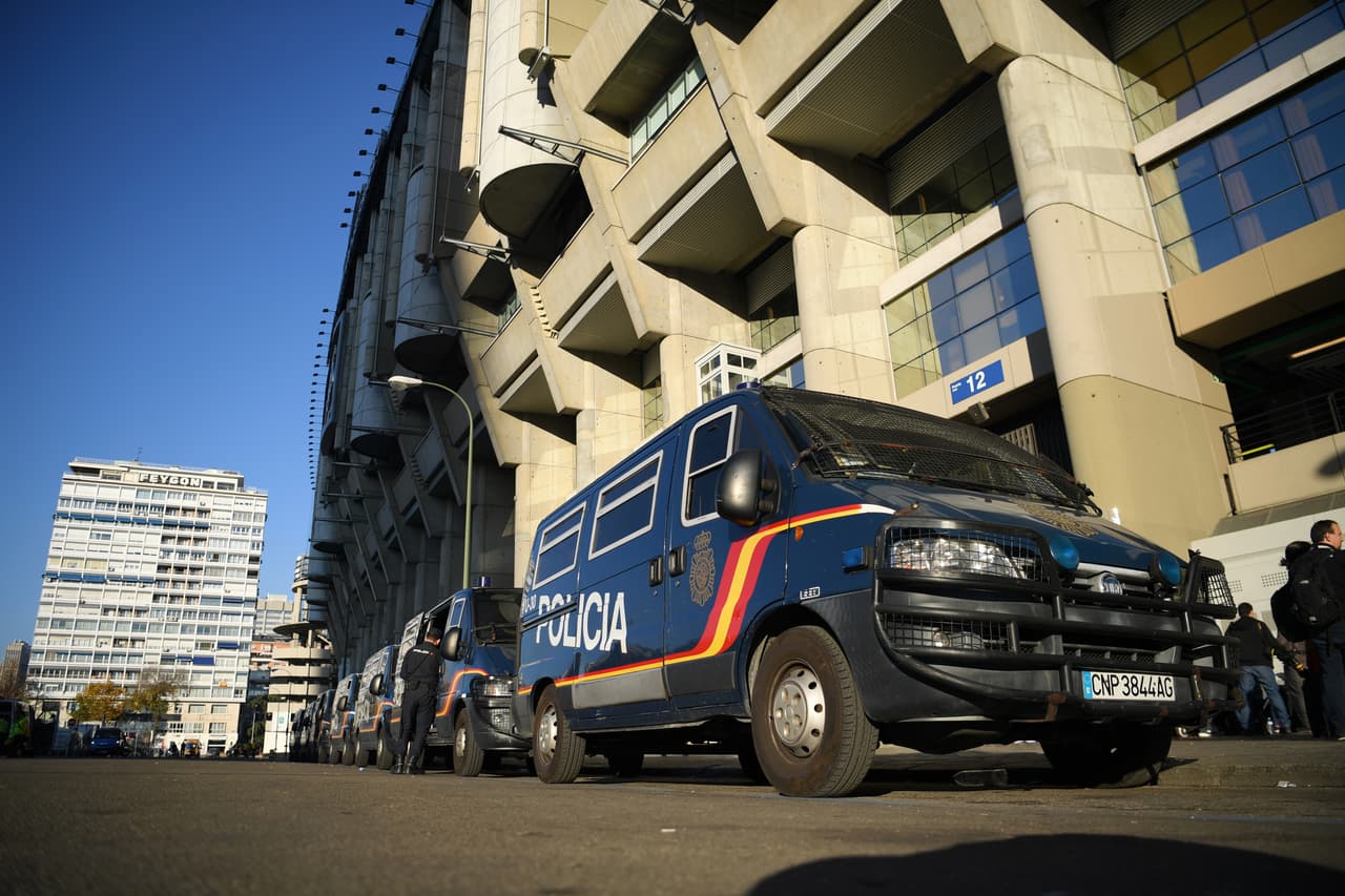 La fiesta de la final de Copa Libertadores en Madrid toma forma con hinchas de River Plate y Boca Junior bajo la vigilancia de las autoridades españolas, que activaron sus dispositivos de seguridad.